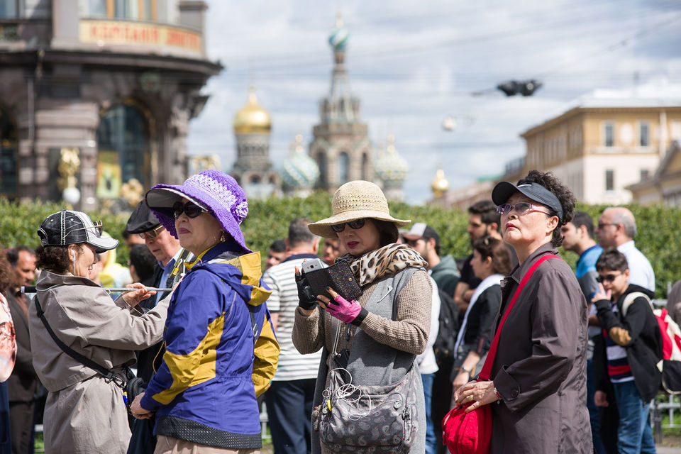Туристы в Петербурге